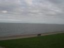 Vanaf de dijk zie je in de verte Texel liggen.