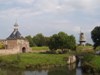 Gorinchem, toegangspoort en molen.