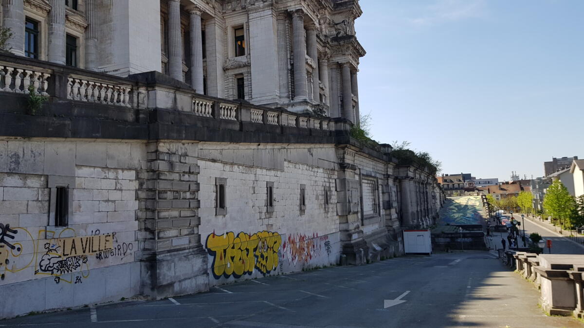 Vervallen achterkant van Justitiepaleis